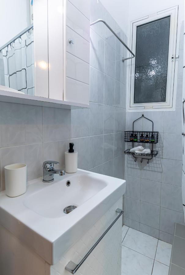 Couple Getaway With Queen Bed Apartment Atena Exterior foto